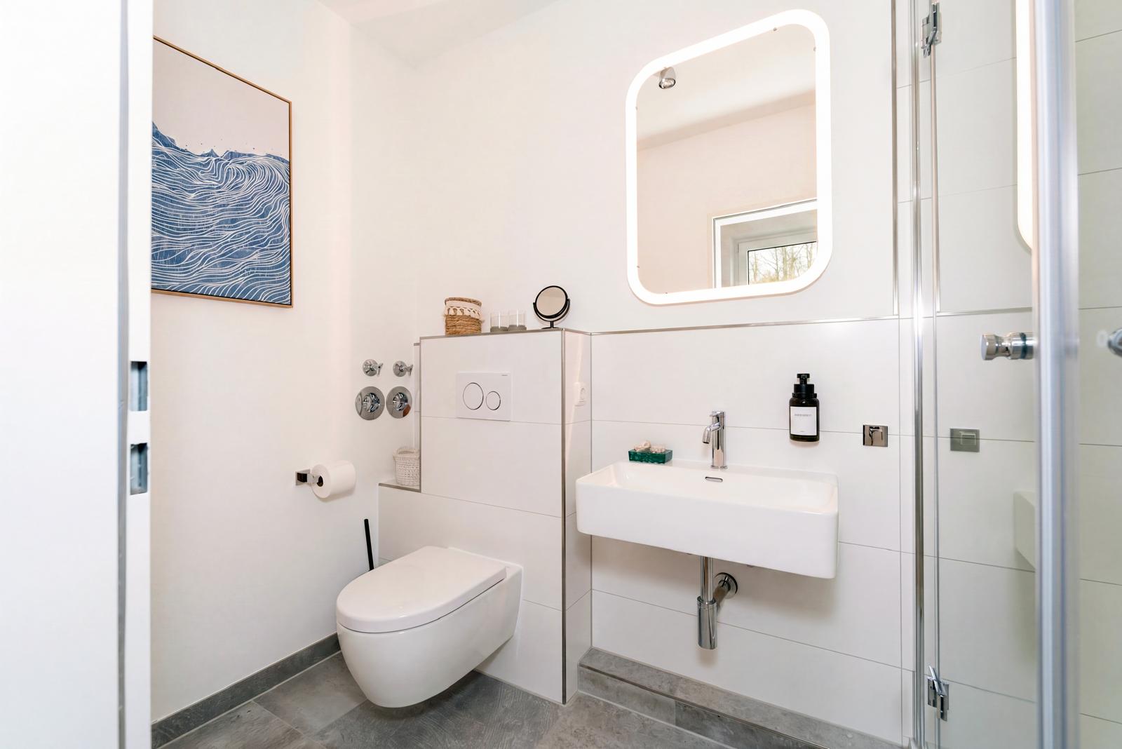 Badezimmer mit Waschbecken und Spiegel