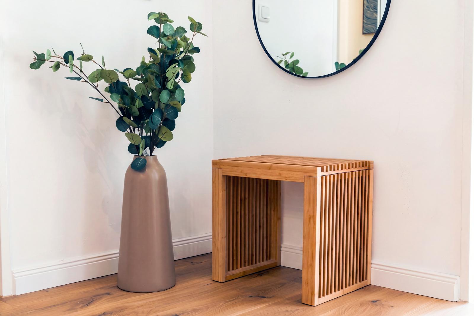 Eingangsbereich mit Deko-Vase und Hocker