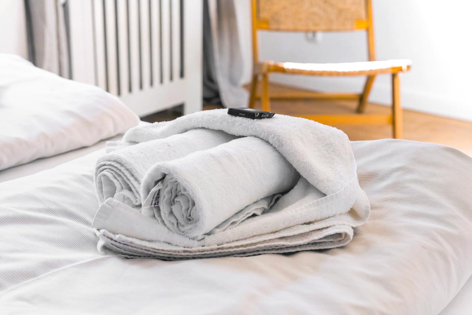 Frische Handtücher auf dem Bett
