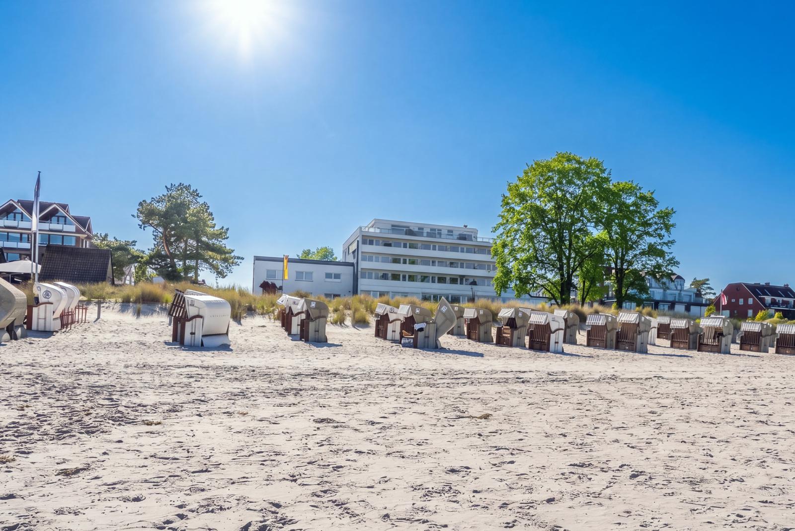 Strand mit Strandkörben vor der Ferienwohnung Küstenzeit