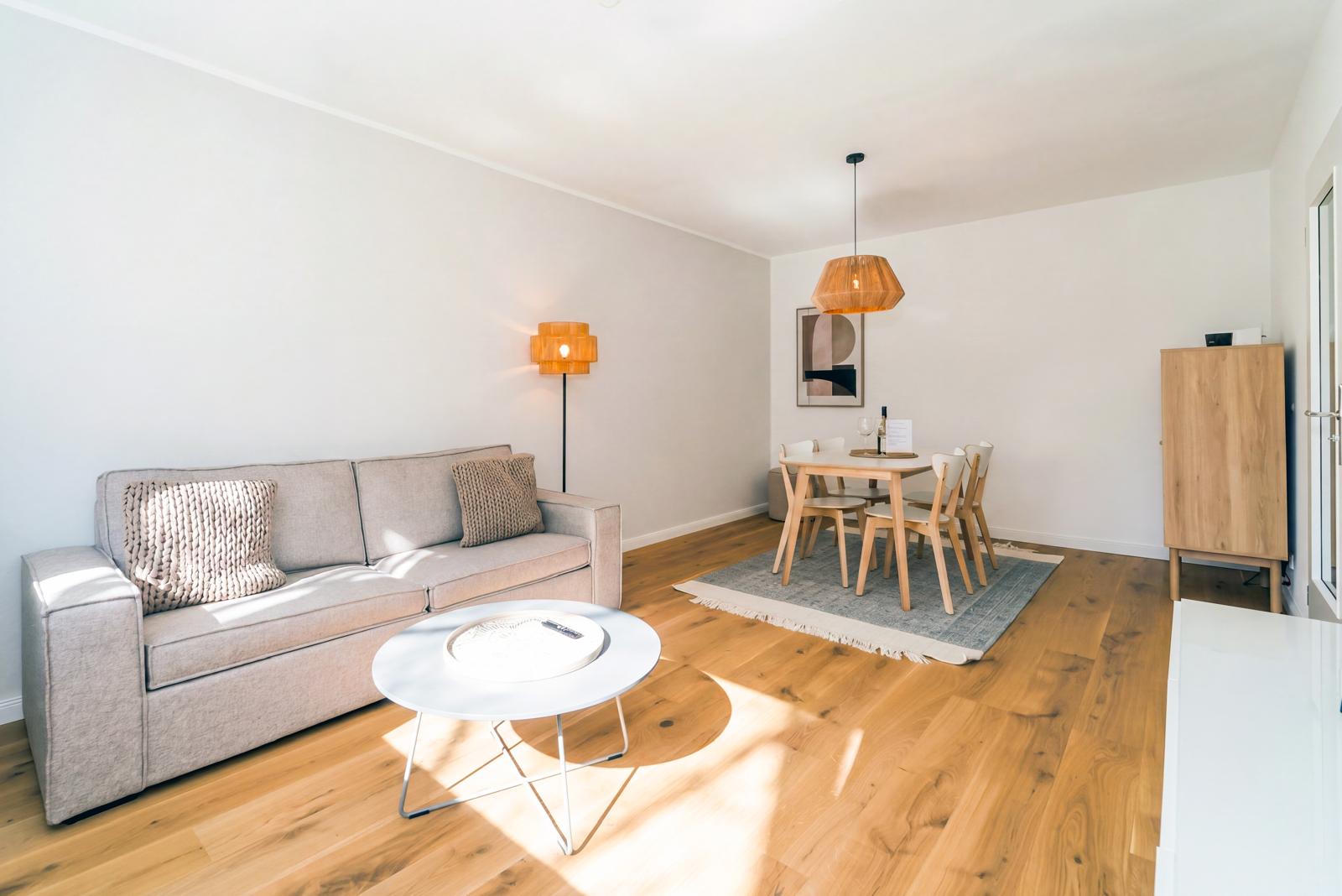 Wohnbereich mit Sofa und Esstisch