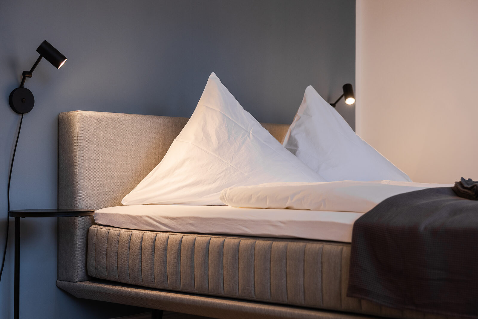 Bett-Kopfteil mit zwei Leselampen