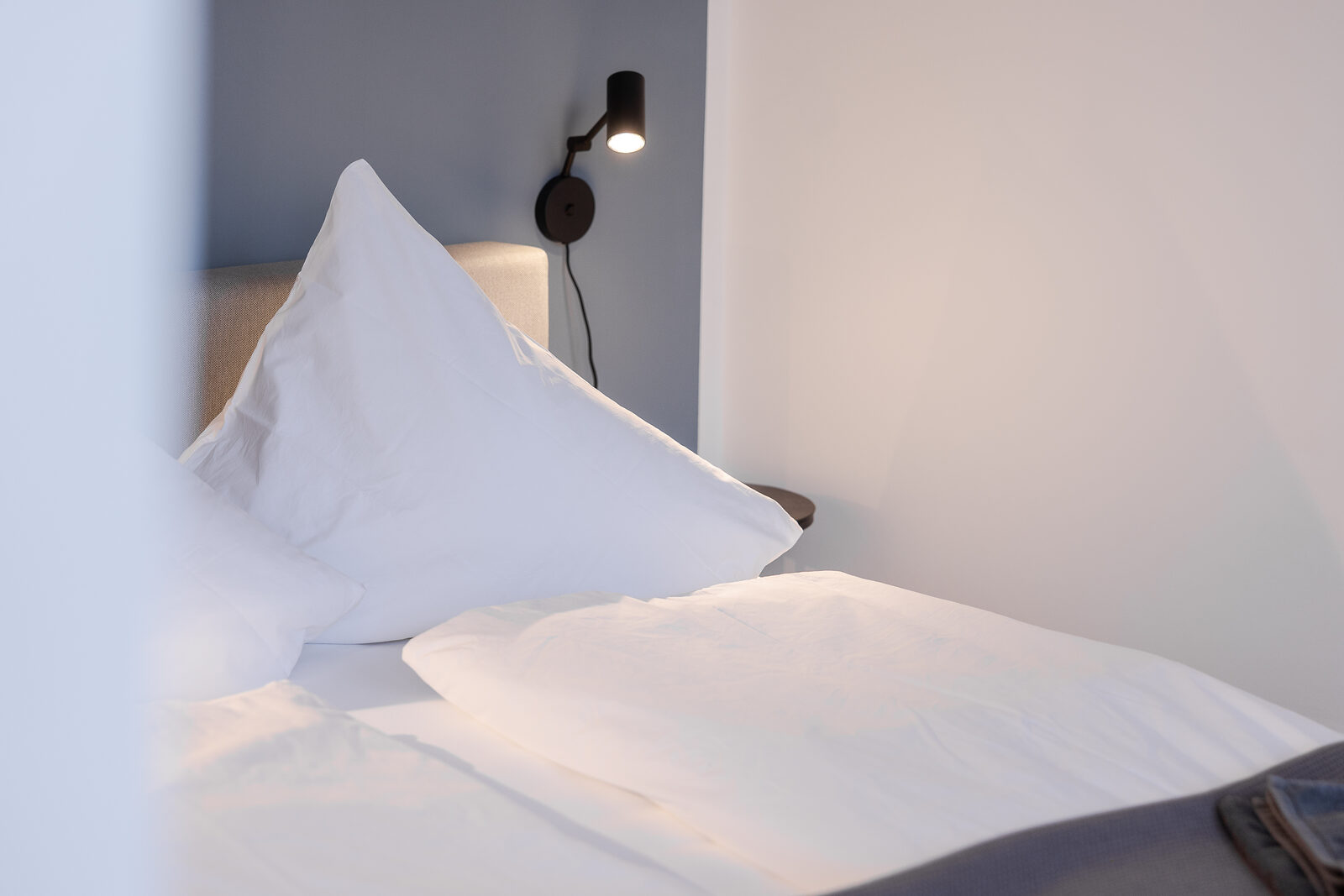 Detail einer Leselampe am Bett