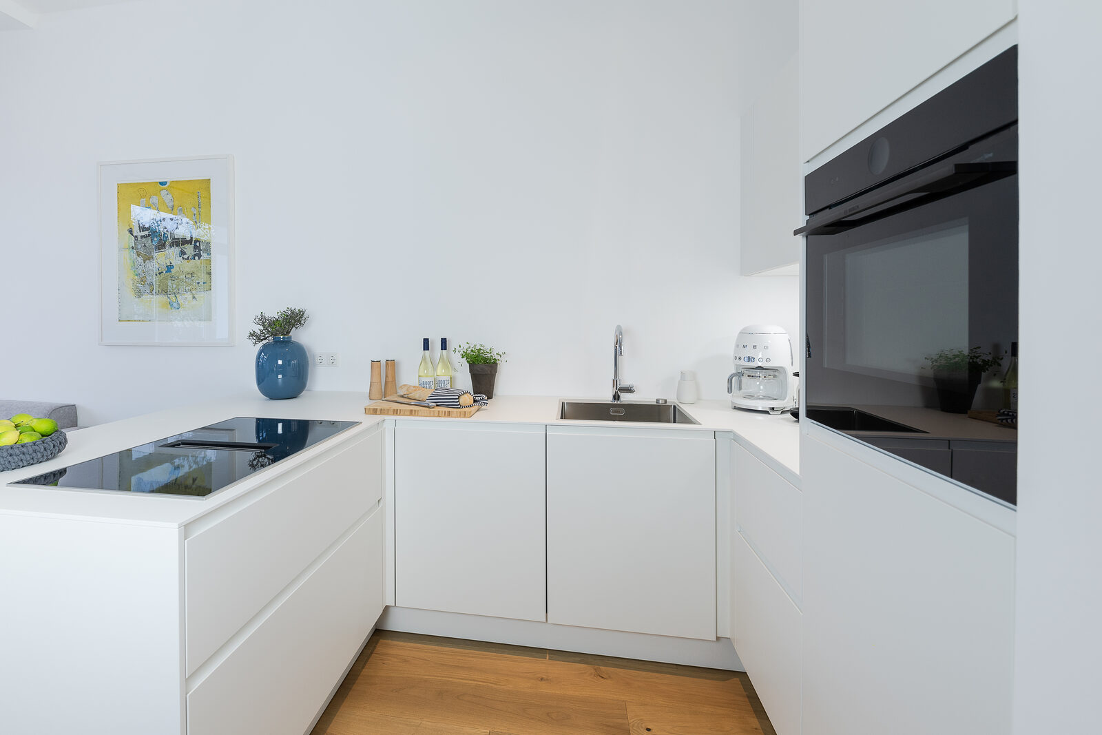 Küche mit Induktionskochfeld und Backofen