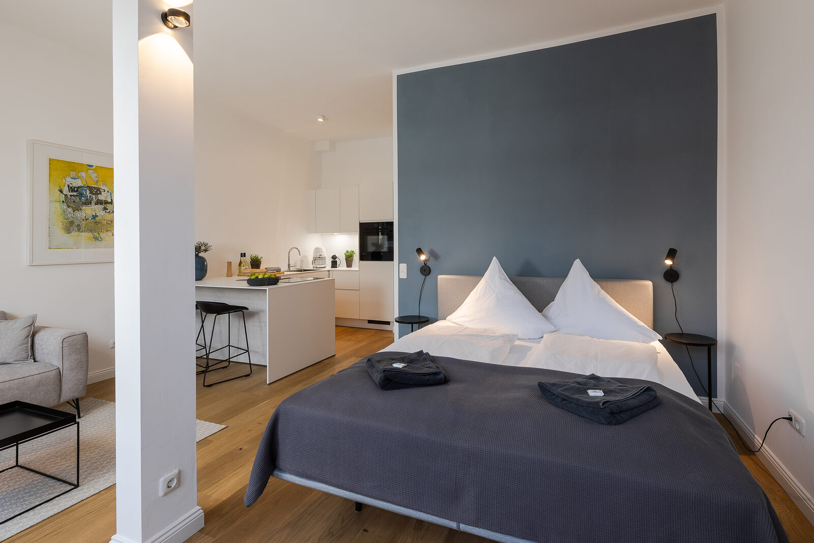 Offenes Studio mit Bett, Küche und Wohnbereich in der Ferienwohnung Meerzeit